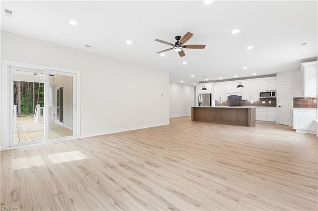 6911 Sunset Cove LN, Gloucester, VA 23061