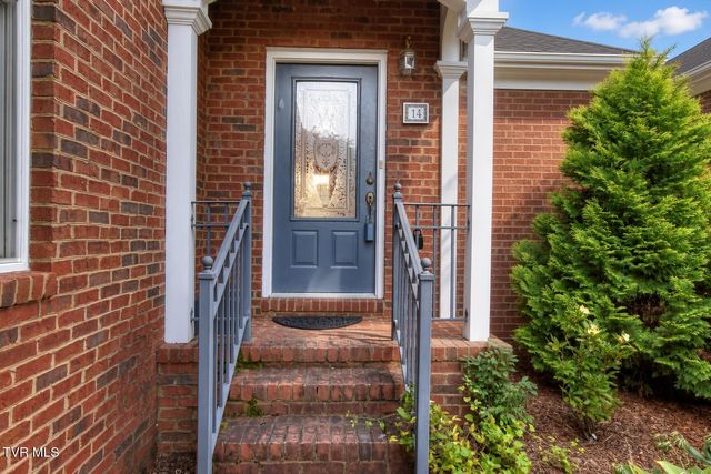 14 Hunters Ridge Road, Johnson City, TN 37604