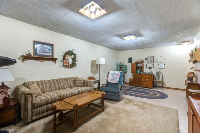 765 Willow Dr, Salina, KS 67401