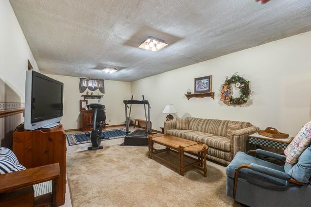 765 Willow Dr, Salina, KS 67401