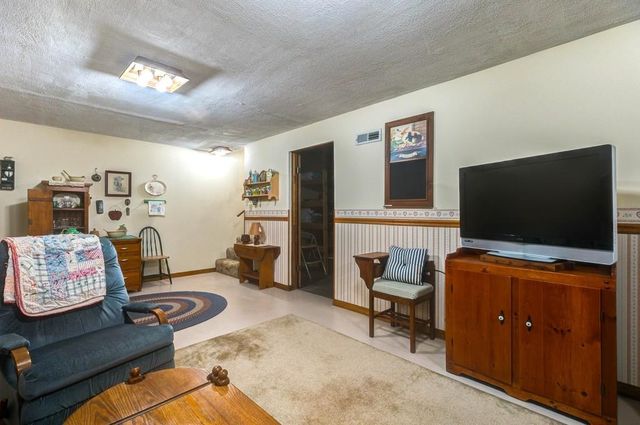 765 Willow Dr, Salina, KS 67401