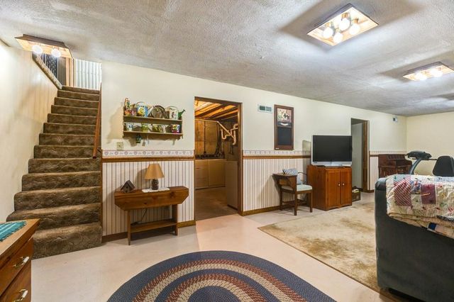 765 Willow Dr, Salina, KS 67401