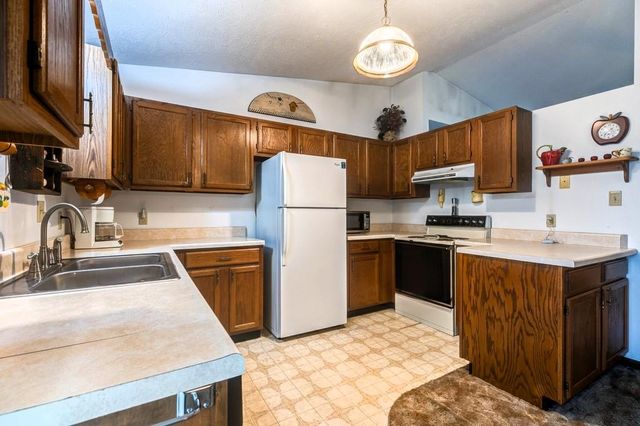 765 Willow Dr, Salina, KS 67401