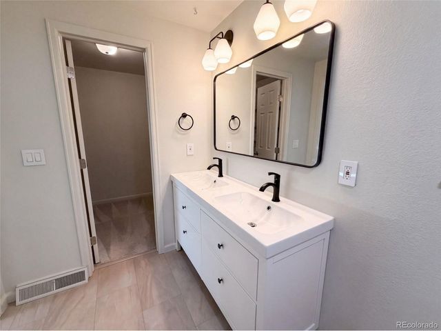 7447 S Ames Ct, Littleton, CO 80128