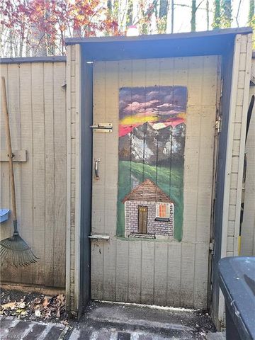 817 Brickwood Court, Winston-salem, NC 27127