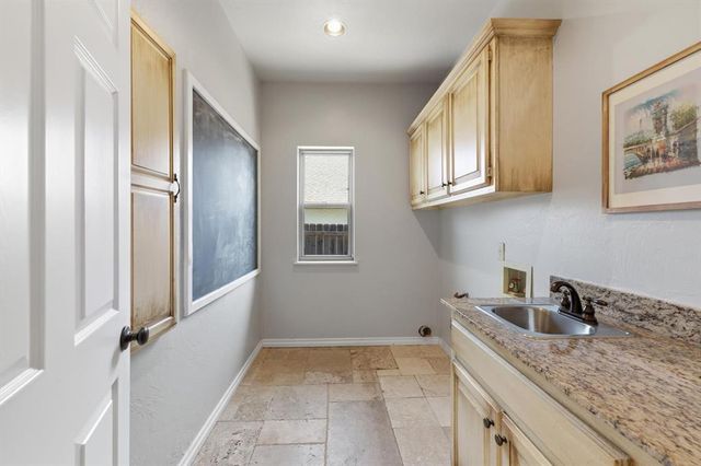 1812 Oaks Way, Oklahoma City, OK 73131