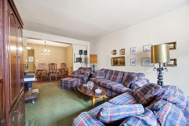 67-87 Booth Street 4C, Forest Hills, NY 11375