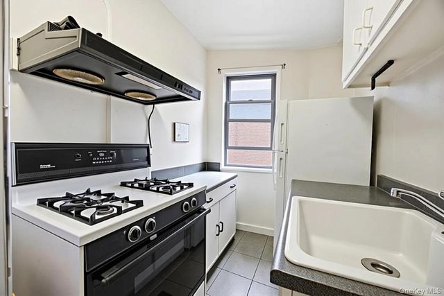 67-87 Booth Street 4C, Forest Hills, NY 11375