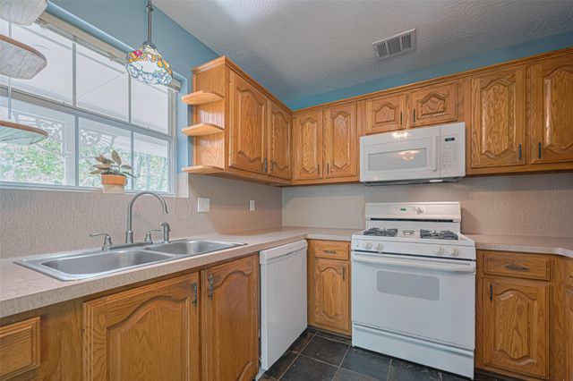 144 Pin Oak Lane, Hempstead, TX 77445