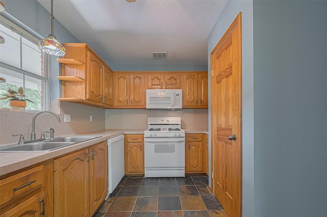 144 Pin Oak Lane, Hempstead, TX 77445