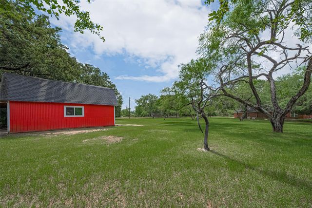 144 Pin Oak Lane, Hempstead, TX 77445