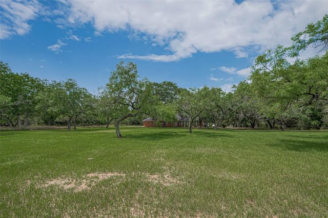 144 Pin Oak Lane, Hempstead, TX 77445
