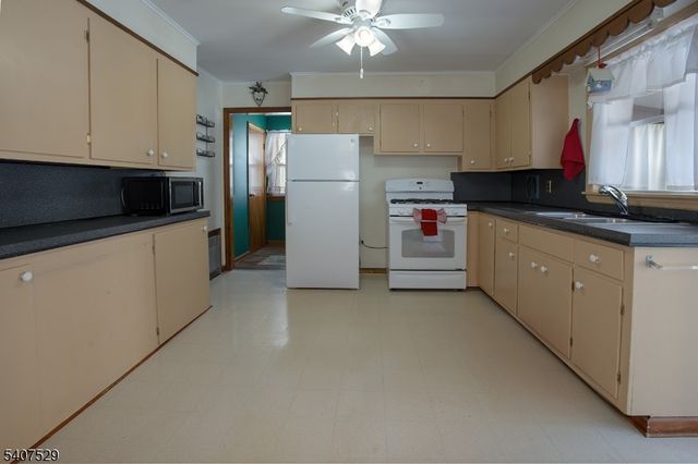 21 Spring St, Ogdensburg Boro, NJ 07439