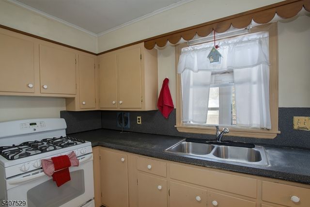 21 Spring St, Ogdensburg Boro, NJ 07439