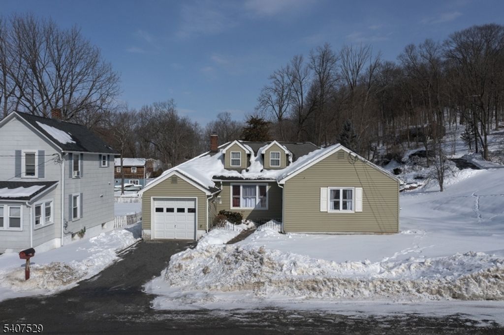 21 Spring St, Ogdensburg Boro, NJ 07439