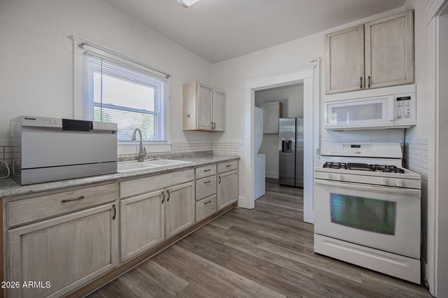 831 N 10TH Street, Phoenix, AZ 85006