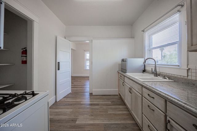 831 N 10TH Street, Phoenix, AZ 85006
