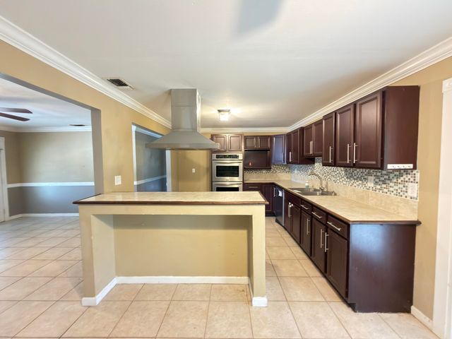 515 E Robinson Avenue, Crestview, FL 32539