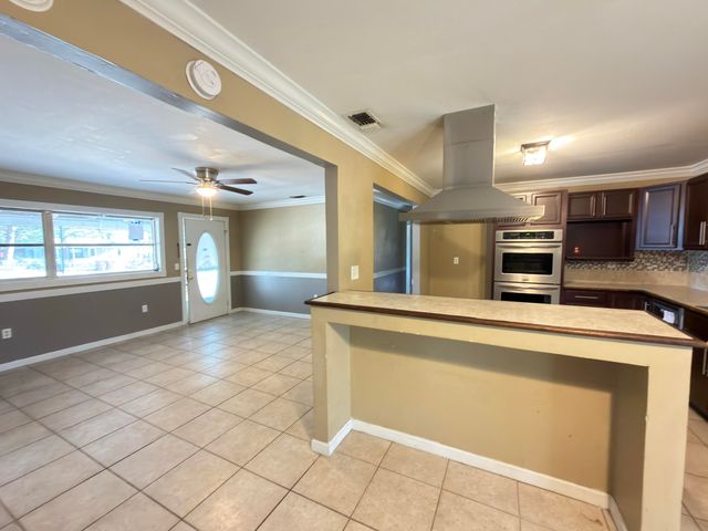 515 E Robinson Avenue, Crestview, FL 32539
