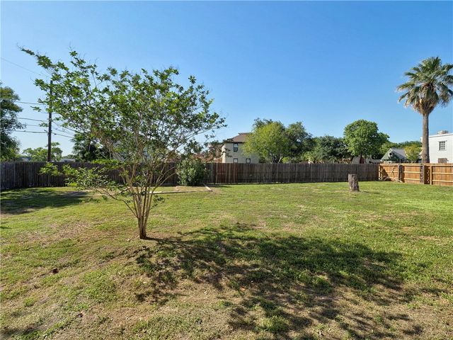 1739 2nd St, Corpus Christi, TX 78404