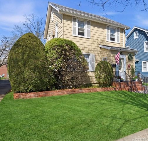 17 Herkomer Street, New Hyde Park, NY 11040