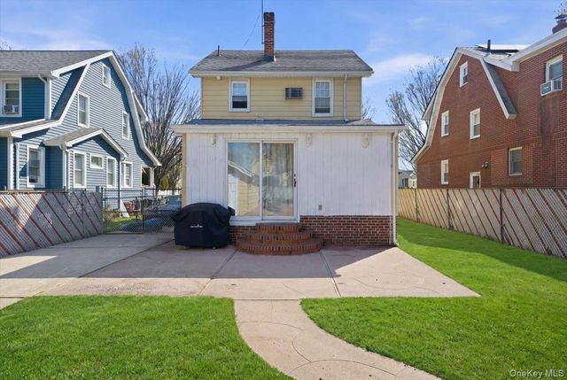17 Herkomer Street, New Hyde Park, NY 11040