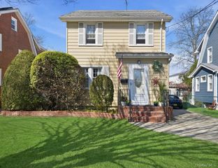 17 Herkomer Street, New Hyde Park, NY 11040