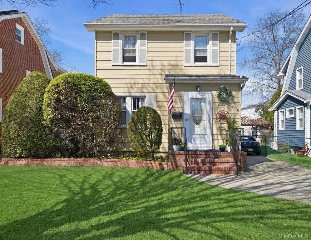 17 Herkomer Street, New Hyde Park, NY 11040