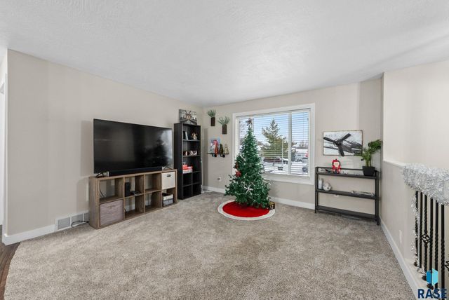 1001 N Homestead Cir Circle, Sioux Falls, SD 57103