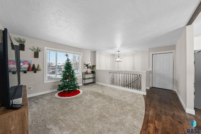 1001 N Homestead Cir Circle, Sioux Falls, SD 57103