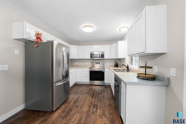 1001 N Homestead Cir Circle, Sioux Falls, SD 57103