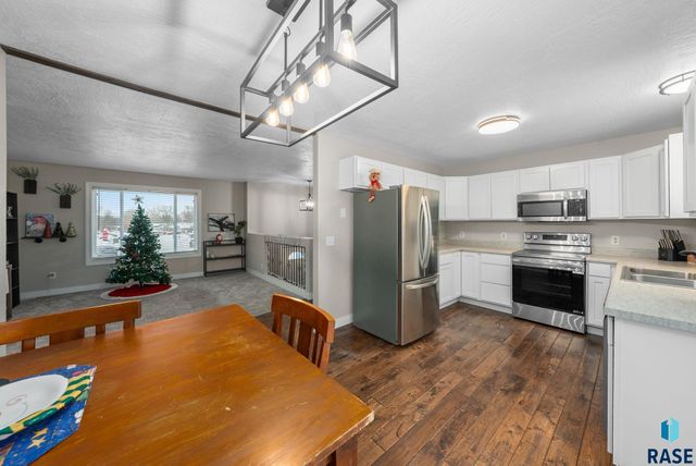 1001 N Homestead Cir Circle, Sioux Falls, SD 57103