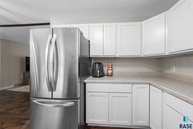 1001 N Homestead Cir Circle, Sioux Falls, SD 57103