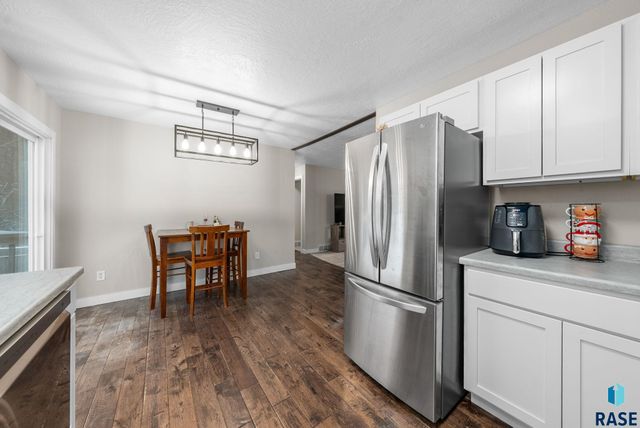 1001 N Homestead Cir Circle, Sioux Falls, SD 57103