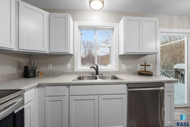 1001 N Homestead Cir Circle, Sioux Falls, SD 57103