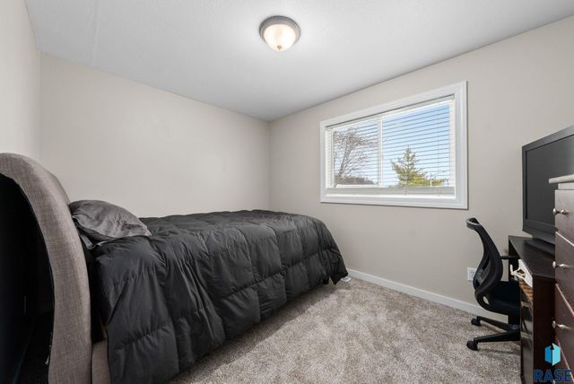 1001 N Homestead Cir Circle, Sioux Falls, SD 57103