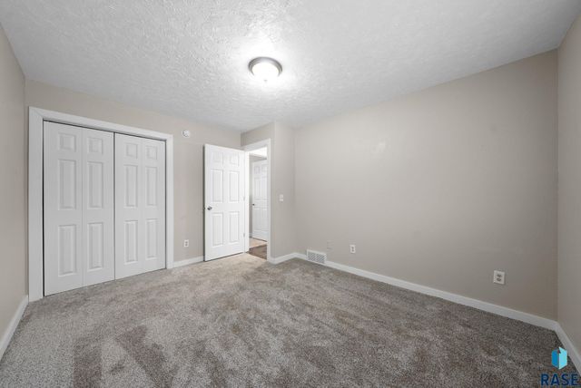 1001 N Homestead Cir Circle, Sioux Falls, SD 57103