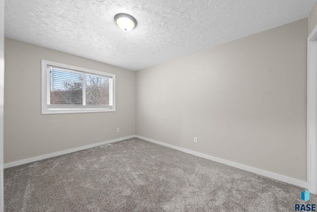 1001 N Homestead Cir Circle, Sioux Falls, SD 57103