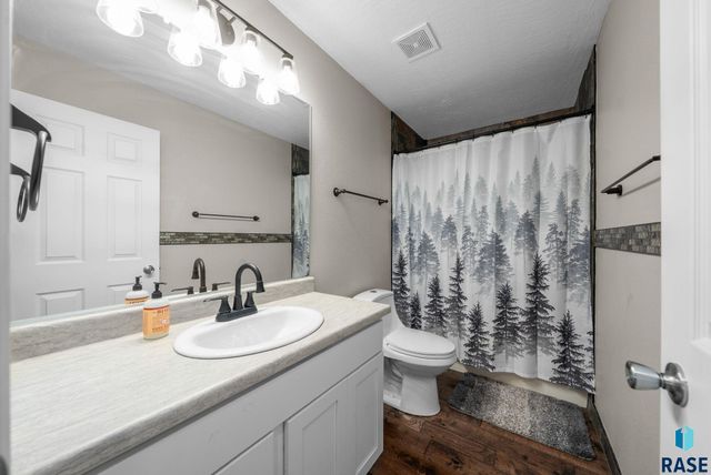 1001 N Homestead Cir Circle, Sioux Falls, SD 57103