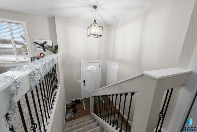 1001 N Homestead Cir Circle, Sioux Falls, SD 57103