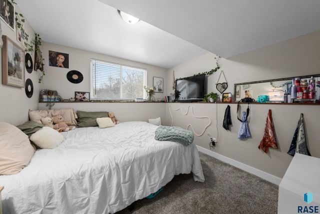 1001 N Homestead Cir Circle, Sioux Falls, SD 57103