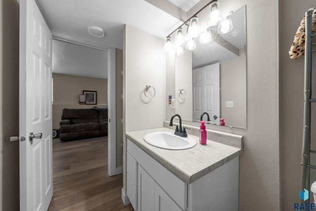 1001 N Homestead Cir Circle, Sioux Falls, SD 57103