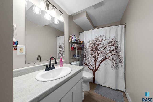 1001 N Homestead Cir Circle, Sioux Falls, SD 57103