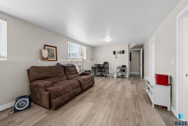 1001 N Homestead Cir Circle, Sioux Falls, SD 57103