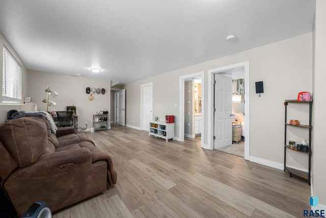 1001 N Homestead Cir Circle, Sioux Falls, SD 57103