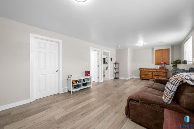 1001 N Homestead Cir Circle, Sioux Falls, SD 57103