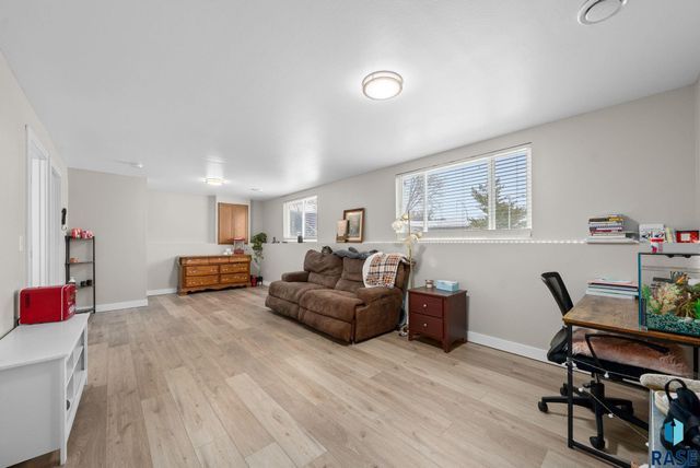 1001 N Homestead Cir Circle, Sioux Falls, SD 57103