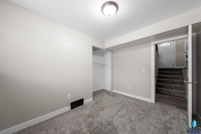 1001 N Homestead Cir Circle, Sioux Falls, SD 57103