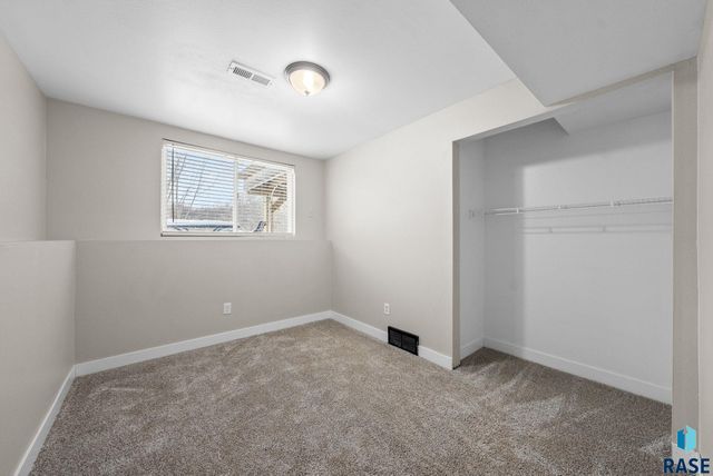 1001 N Homestead Cir Circle, Sioux Falls, SD 57103