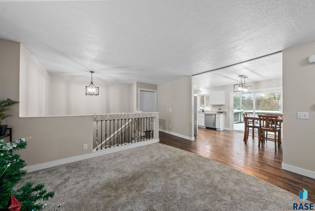 1001 N Homestead Cir Circle, Sioux Falls, SD 57103